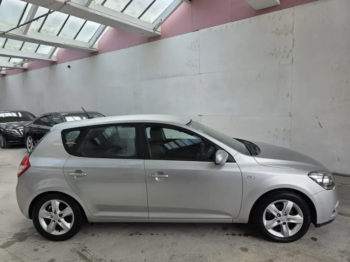 Used Kia Ceed 126 HP (92 kW) 2010 Silver Hatchback