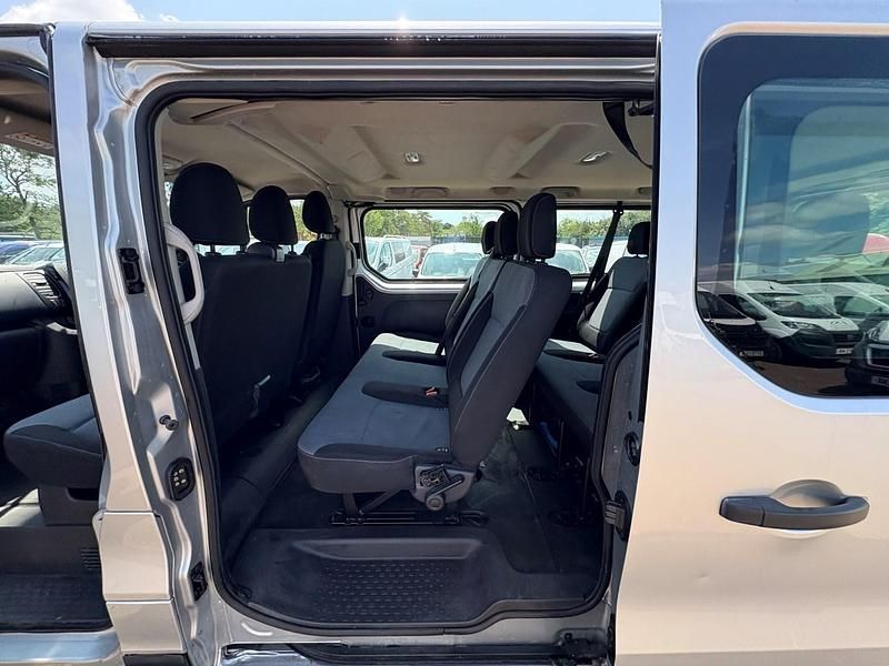 Second-hand Vauxhall Vivaro S 120 CP (88 kW) 2018 Argintiu Monovolum