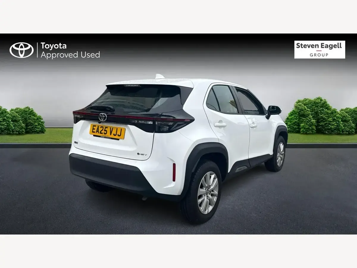 Used Toyota Yaris Hybrid 2025 White Hatchback