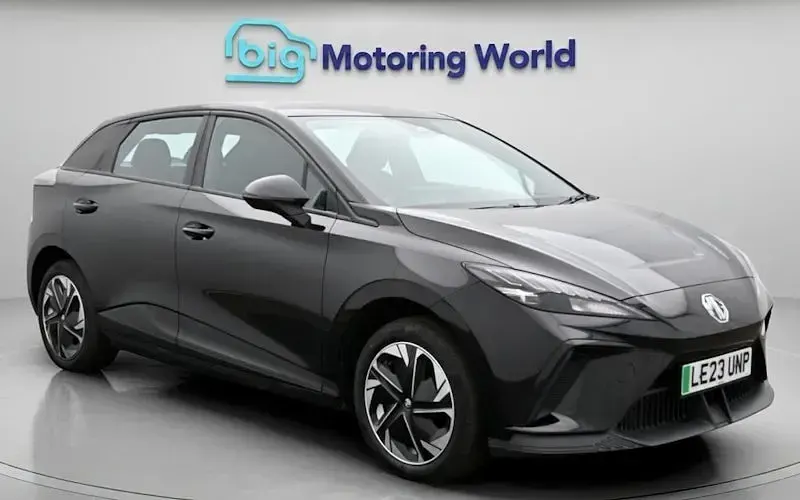 Begagnad MG MG4 EV SE 319 kW (435 HK) 2023 Svart Halvkombi