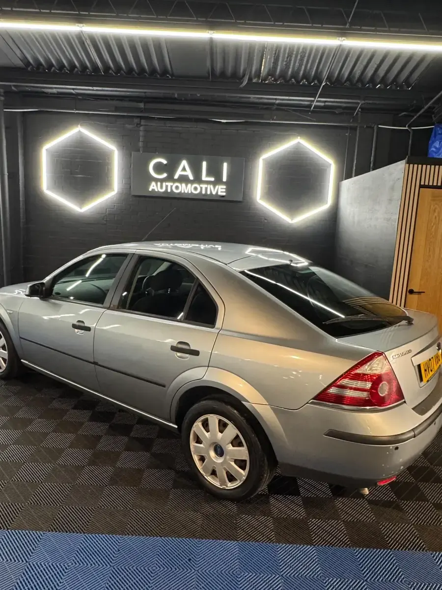 Begagnad Ford Mondeo 2007 Silver Halvkombi