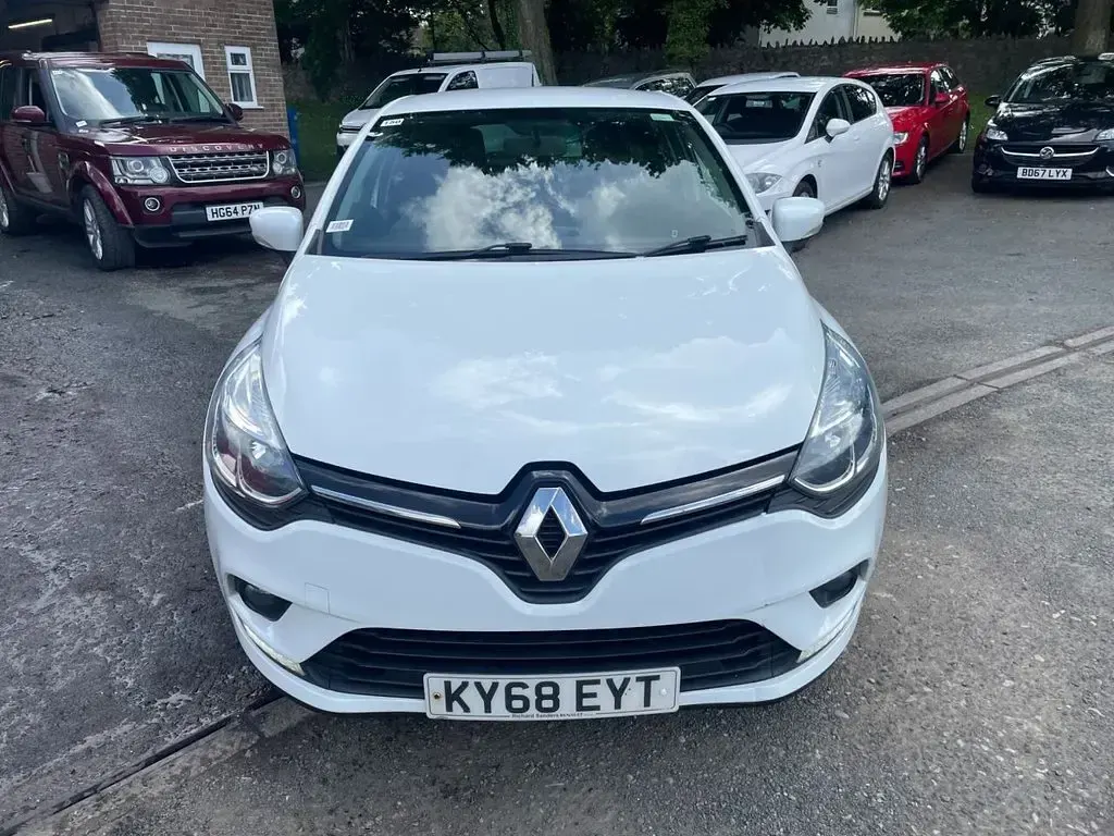 Used Renault Clio Iconic 75 HP (55 kW) 2018 White Hatchback