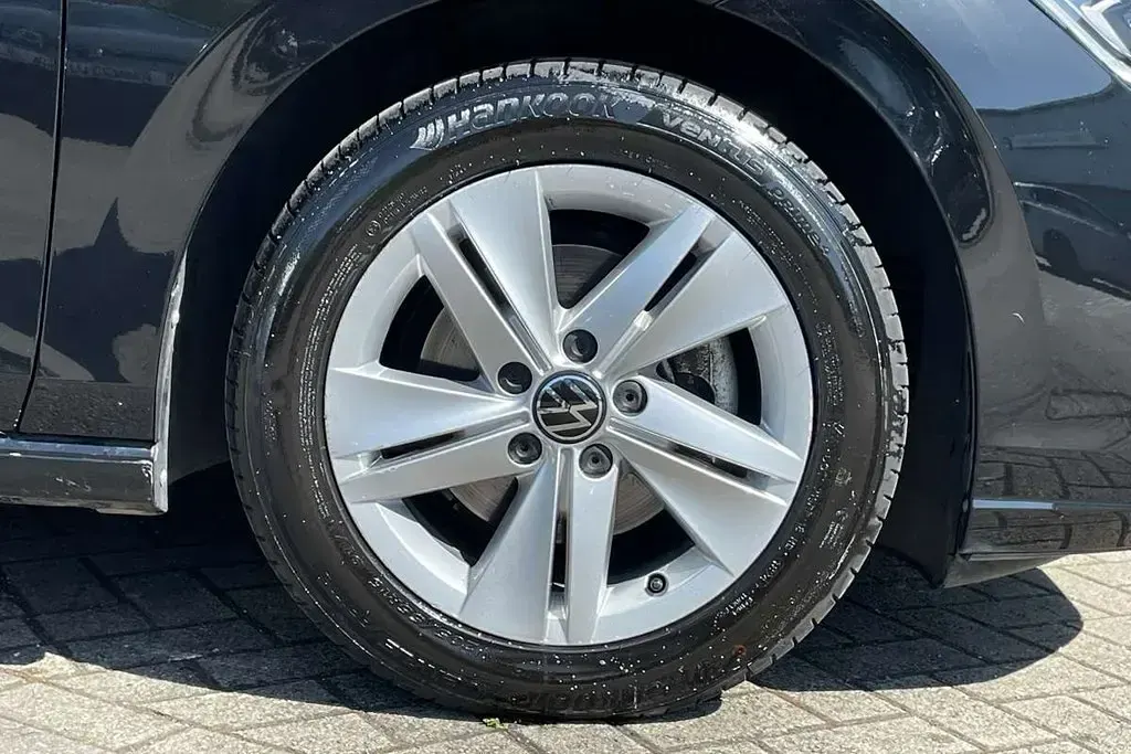 Second-hand VW Golf VIII Life 115 CP (84 kW) 2024 Negru Hatchback