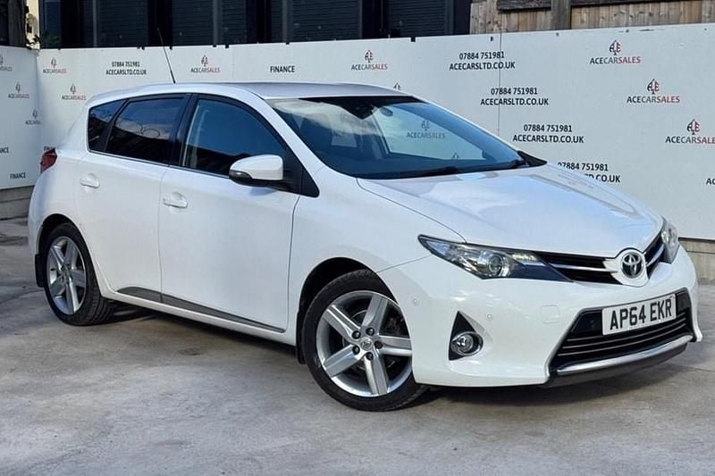 White Used 2015 Toyota Auris Hatchback | £6,495 (Fair price) - Image 1/1
