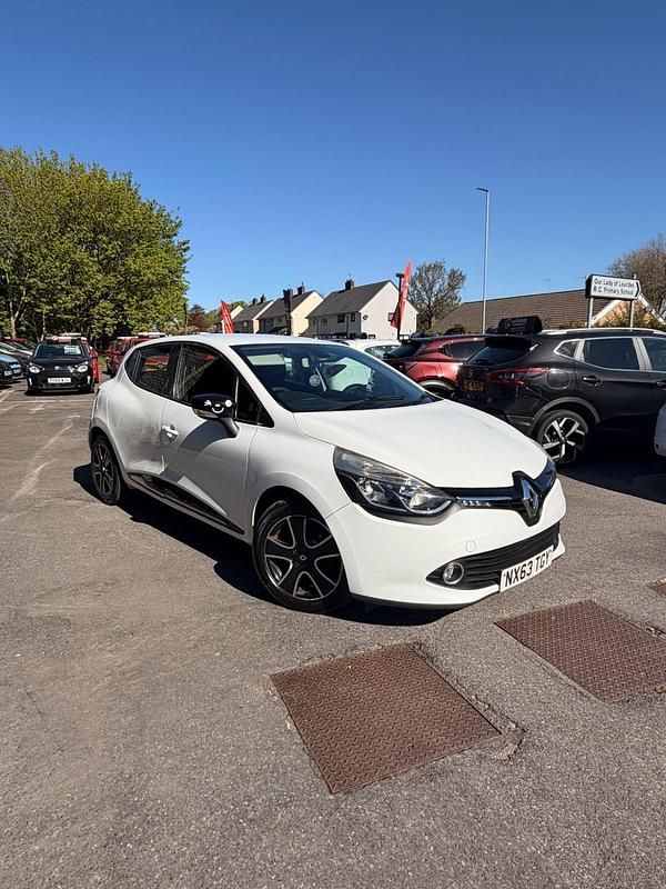 Used Renault Clio IV Dynamique 90 HP (66 kW) 2013 White Hatchback