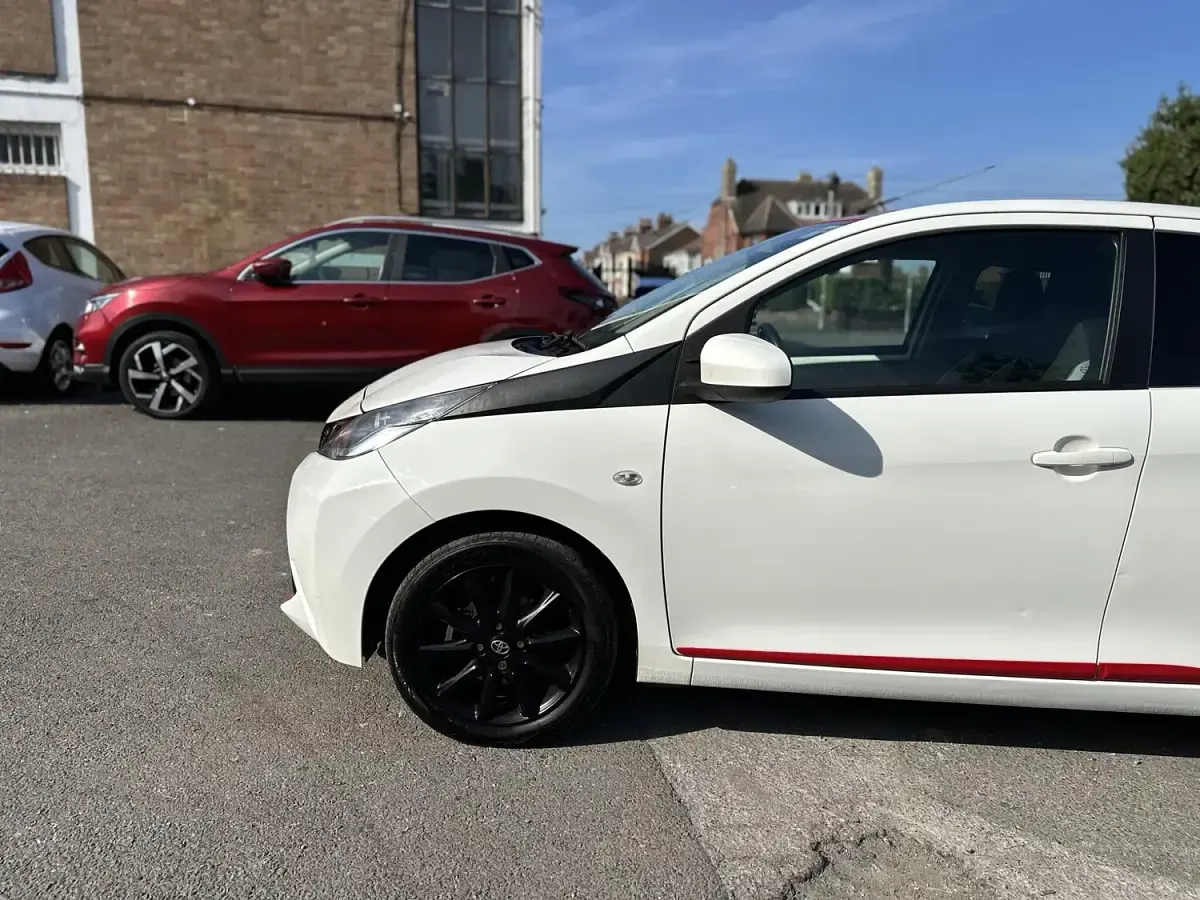Used Toyota Aygo x-press 68 HP (50 kW) 2018 White Hatchback