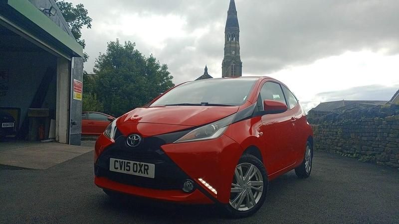 Red Used 2015 Toyota Aygo x-press Hatchback | £3,999 (Good price) - Image 1/4