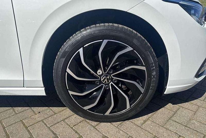 Second-hand VW Golf VIII Edition 150 CP (110 kW) 2023 Alb Hatchback