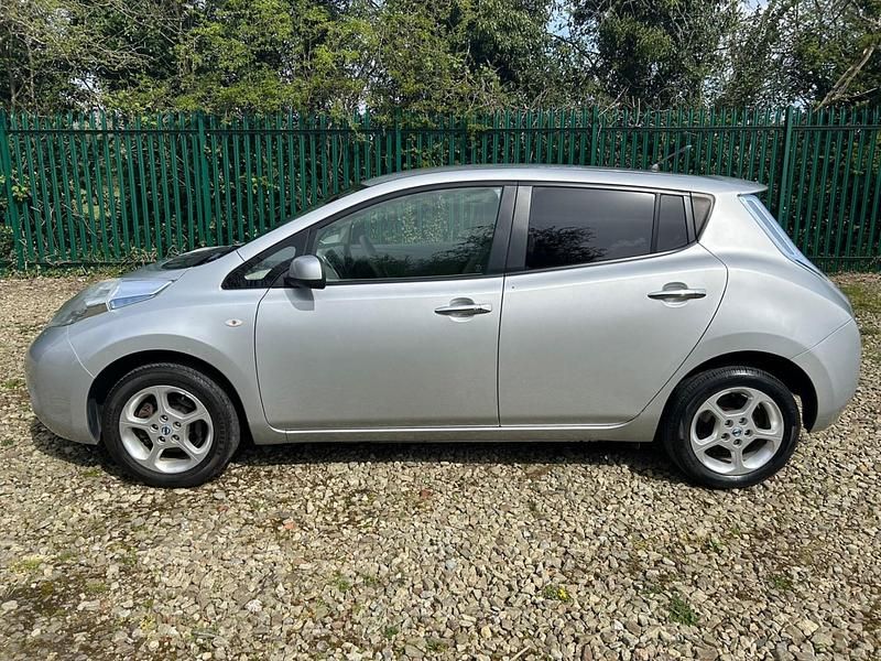 Begagnad Nissan Leaf 80 kW (109 HK) 2012 Silver Halvkombi