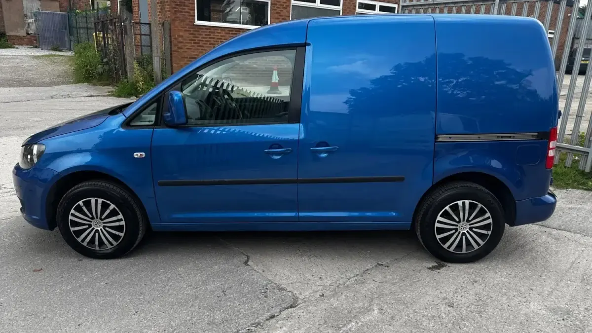 Usado VW Caddy Trendline 102 HP (75 kW) 2014 Azul Monovolume