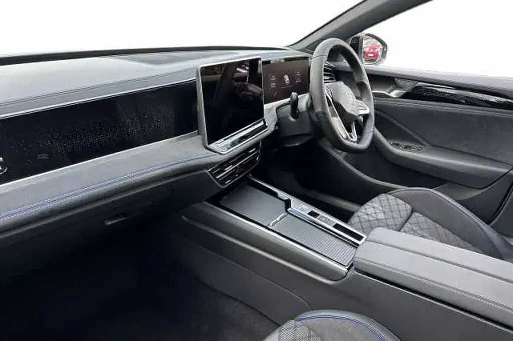 New VW Passat R-line 203 HP (149 kW) 2025 White Estate