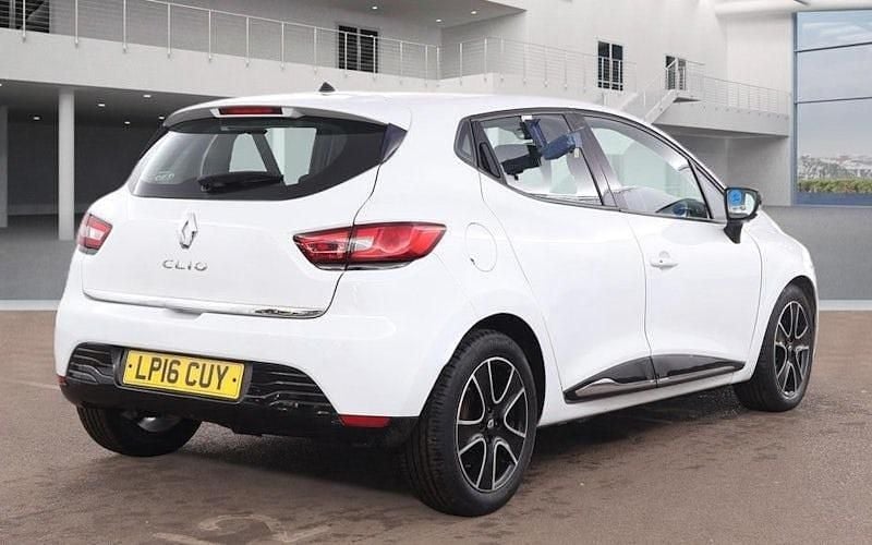 Used Renault Clio IV Dynamique 73 HP (53 kW) 2016 White Hatchback
