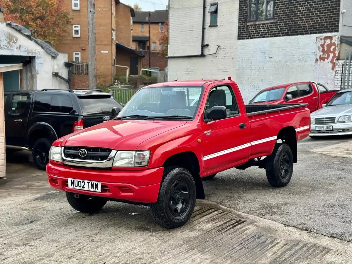 Used Toyota HiLux 102 HP (75 kW) 2002 Red Pickup