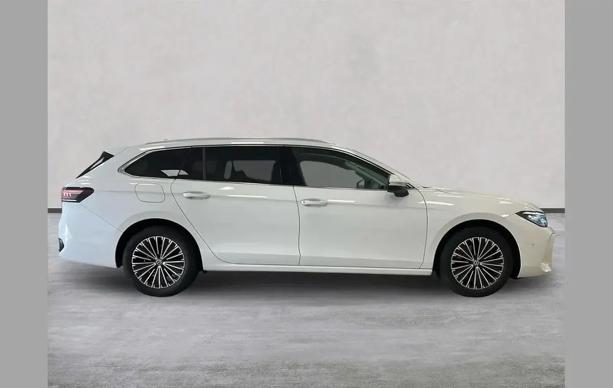 Used VW Passat Elegance 147 HP (108 kW) 2025 White Estate