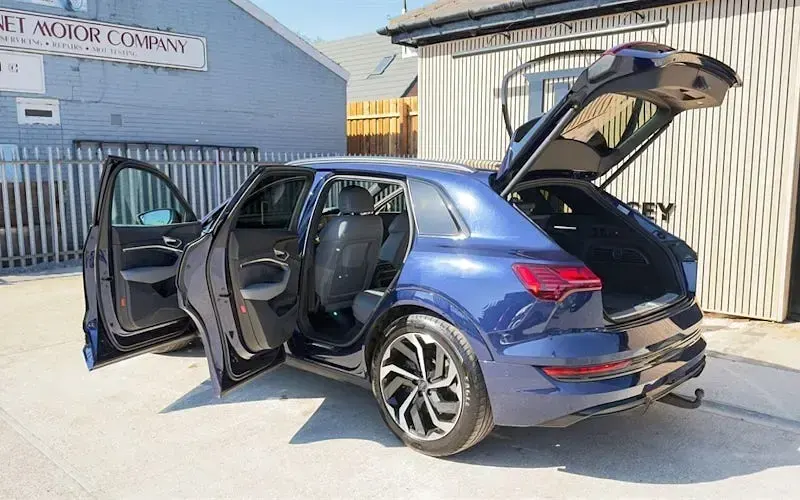 Begagnad Audi e-tron Black Edition 300 kW (408 HK) 2021 Blå SUV