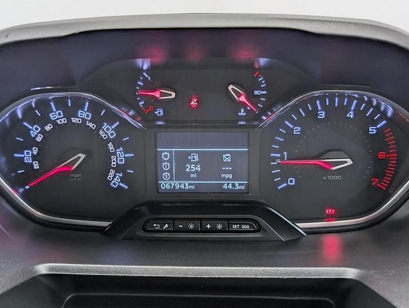 Used Peugeot Partner Premium 100 HP (73 kW) 2022 White MPV