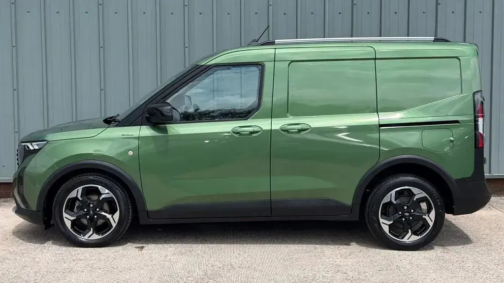 Used Ford Courier Active 125 HP (91 kW) 2024 Green MPV