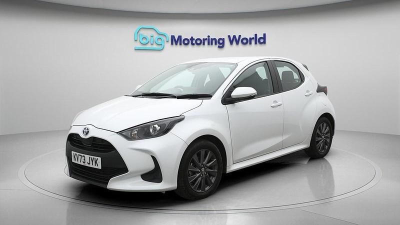 Used Toyota Yaris Hybrid 116 HP (85 kW) 2023 White Hatchback