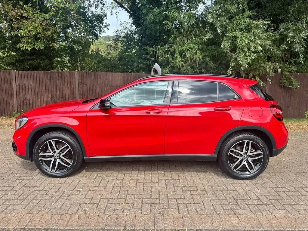 Used Mercedes GLA180 Urban 122 HP (89 kW) 2019 Red SUV
