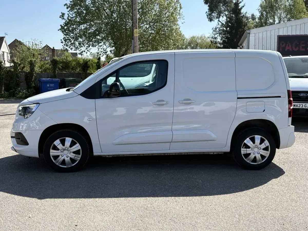 Second-hand Vauxhall Combo 100 CP (73 kW) 2023 Alb Monovolum