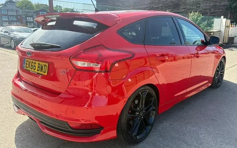 Usado Ford Focus ST 250 HP (183 kW) 2016 Vermelho Citadino