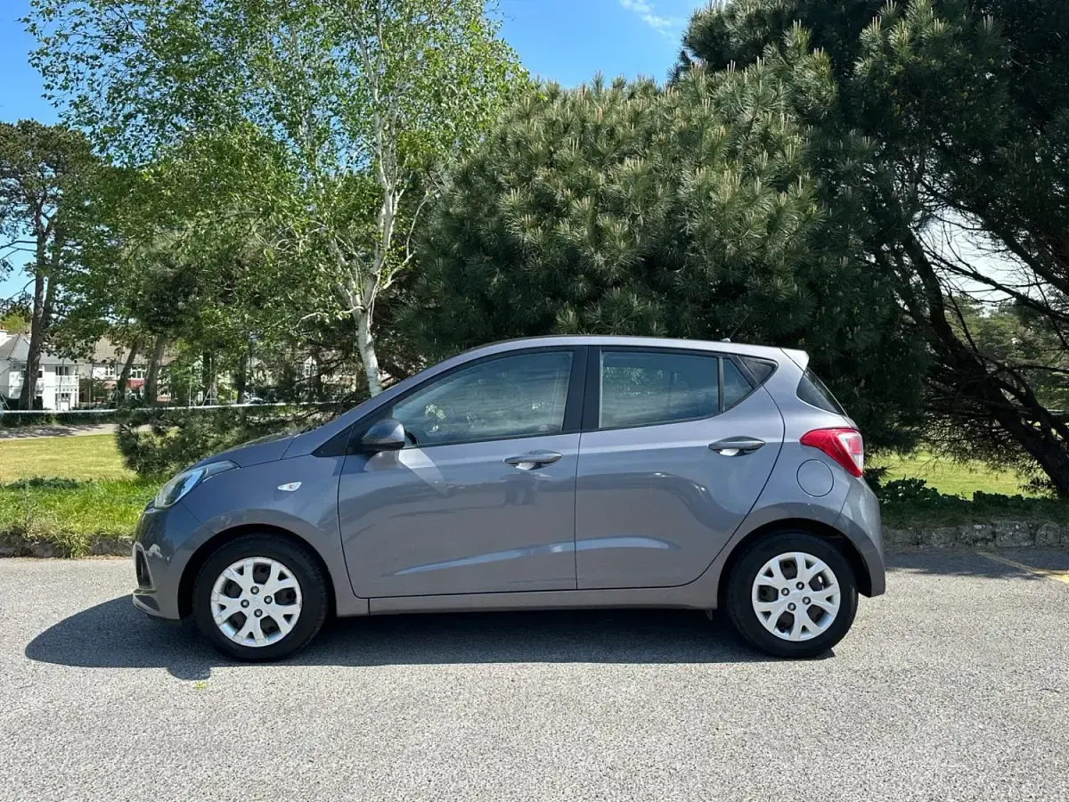 Gebraucht Hyundai i10 SE 87 PS (63 kW) 2015 Grau Kleinwagen