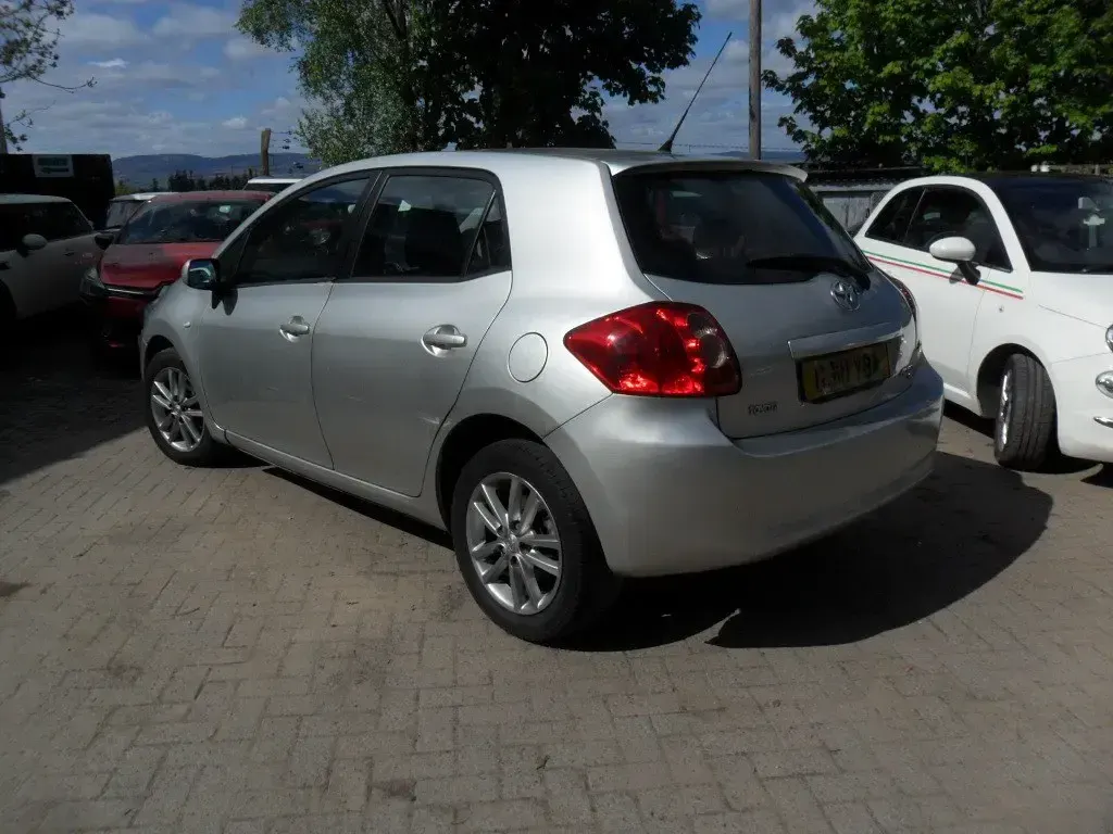 Używany Toyota Auris 2010 Srebrny Hatchback