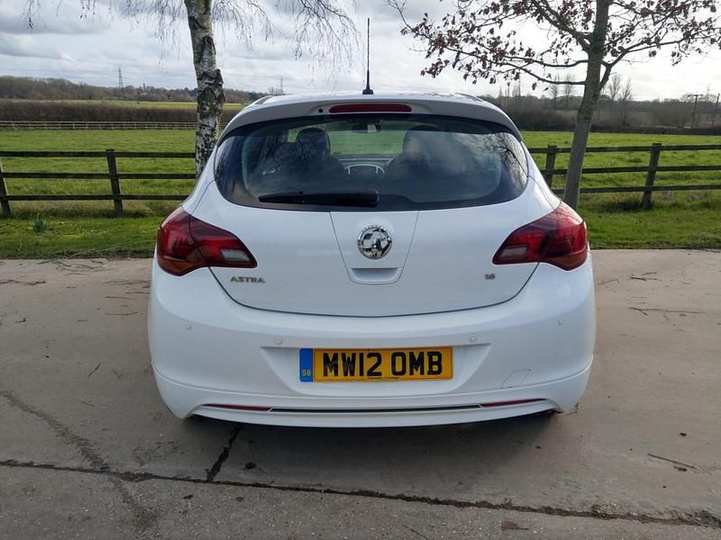 Used Vauxhall Astra SRi 2012 White Hatchback