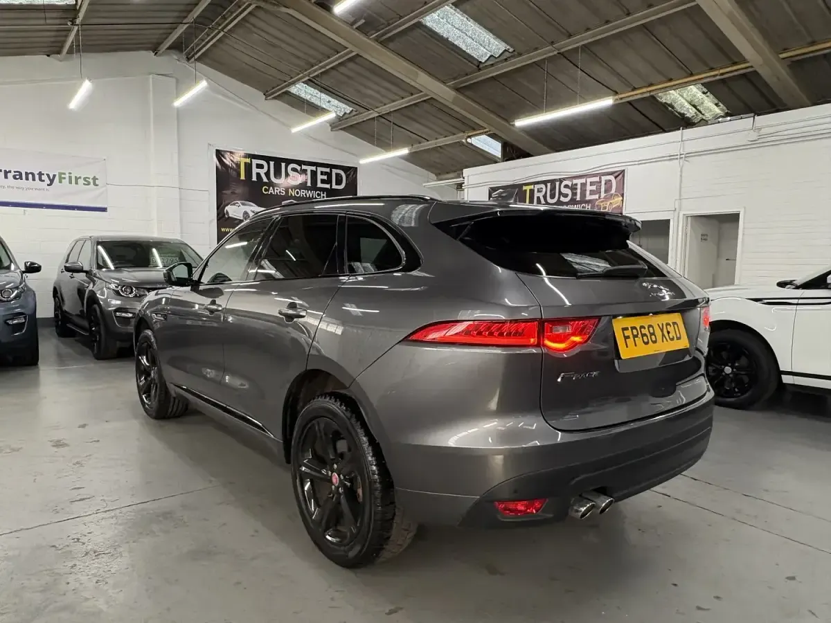 Usado Jaguar F-Pace R-Sport 180 HP (132 kW) 2018 Cinzento SUV