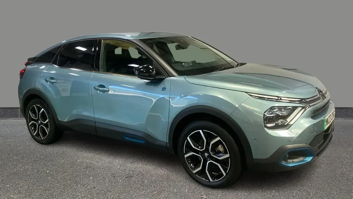 Begagnad Citroën e-C4 Shine 100 kW (136 HK) 2023 Blå Halvkombi
