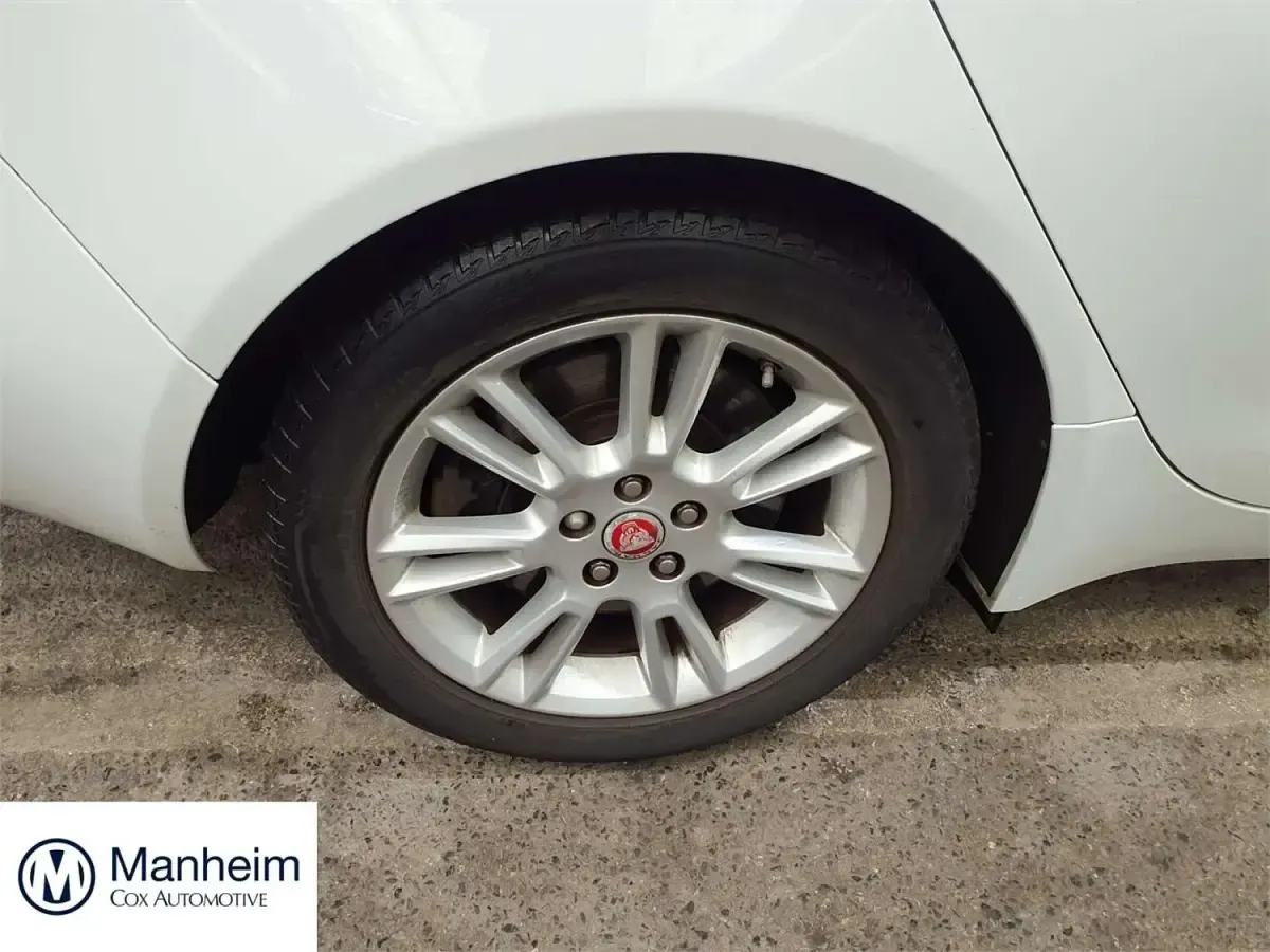 Used Jaguar XE Prestige 200 HP (147 kW) 2015 White Sedan