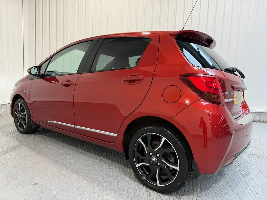 Used Toyota Yaris Sport 99 HP (72 kW) 2015 Red Hatchback