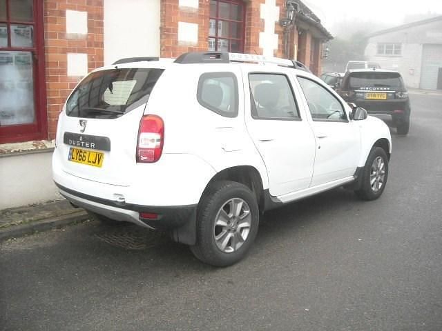 Used Dacia Duster Lauréate 125 HP (91 kW) 2017 White Hatchback