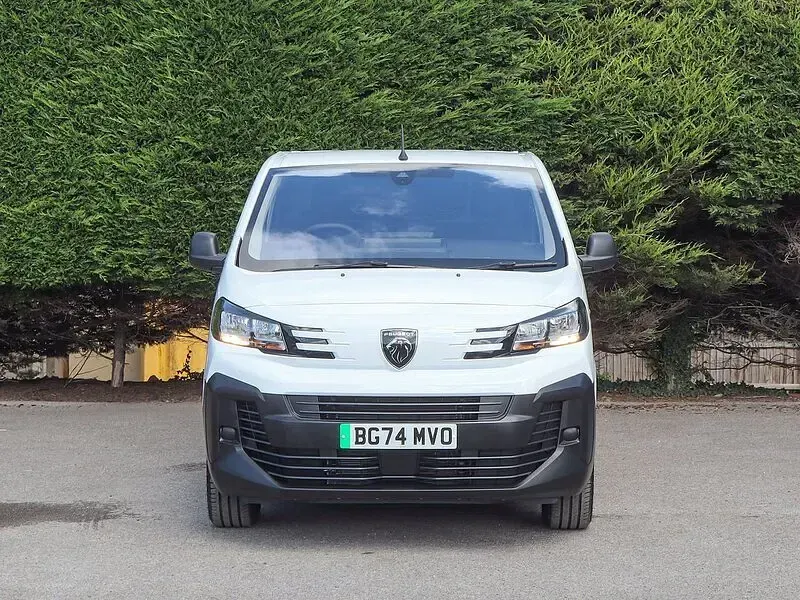 Used Peugeot e-Expert 100 kW (136 HP) 2024 White Van