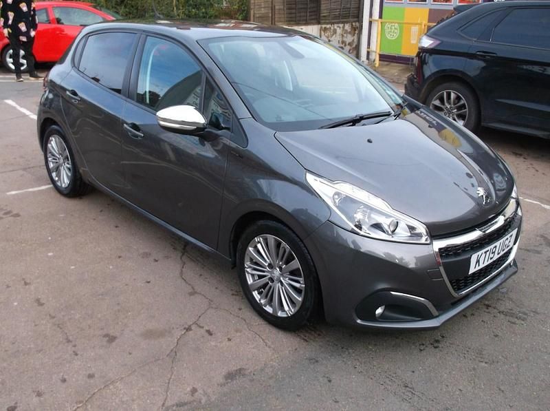 Used Peugeot 208 Signature Sky 82 HP (60 kW) 2019 Grey Hatchback