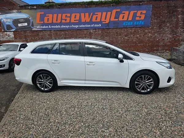 Used Toyota Avensis Business Edition 112 HP (82 kW) 2018 White Estate