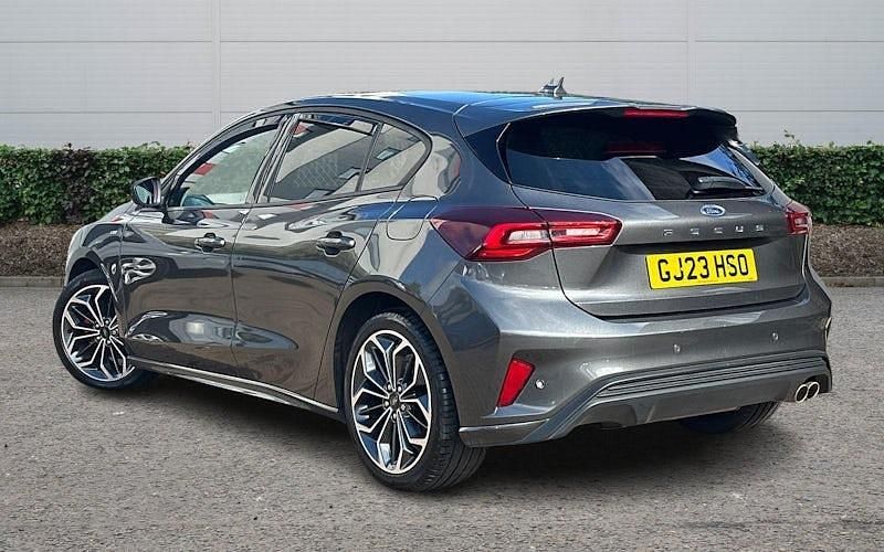 Second-hand Ford Focus ST-Line X 125 CP (91 kW) 2023 Gri Hatchback