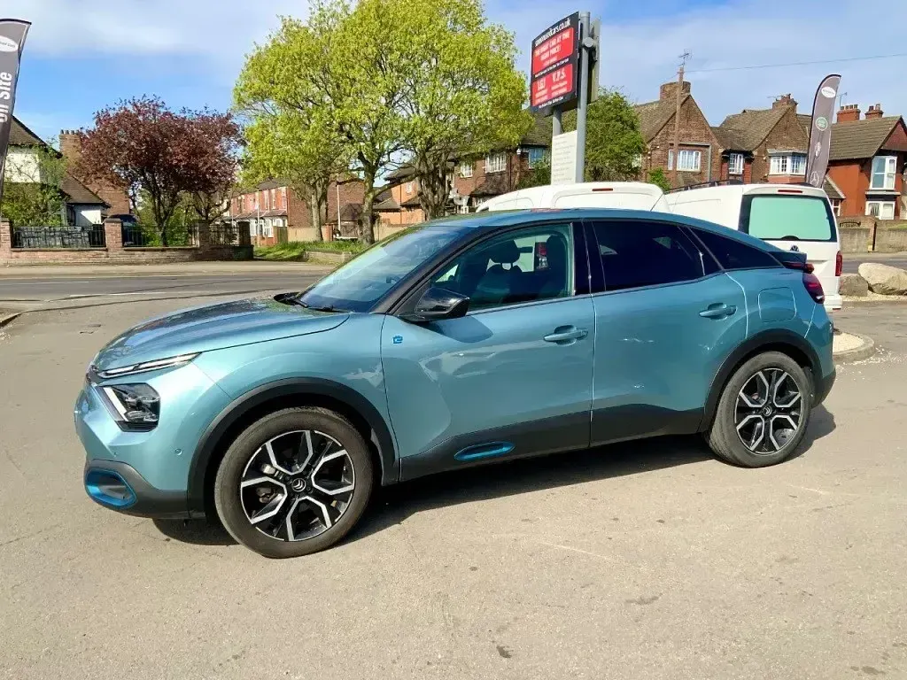 Second-hand Citroën e-C4 Shine 100 kW (136 CP) 2022 Albastru Hatchback