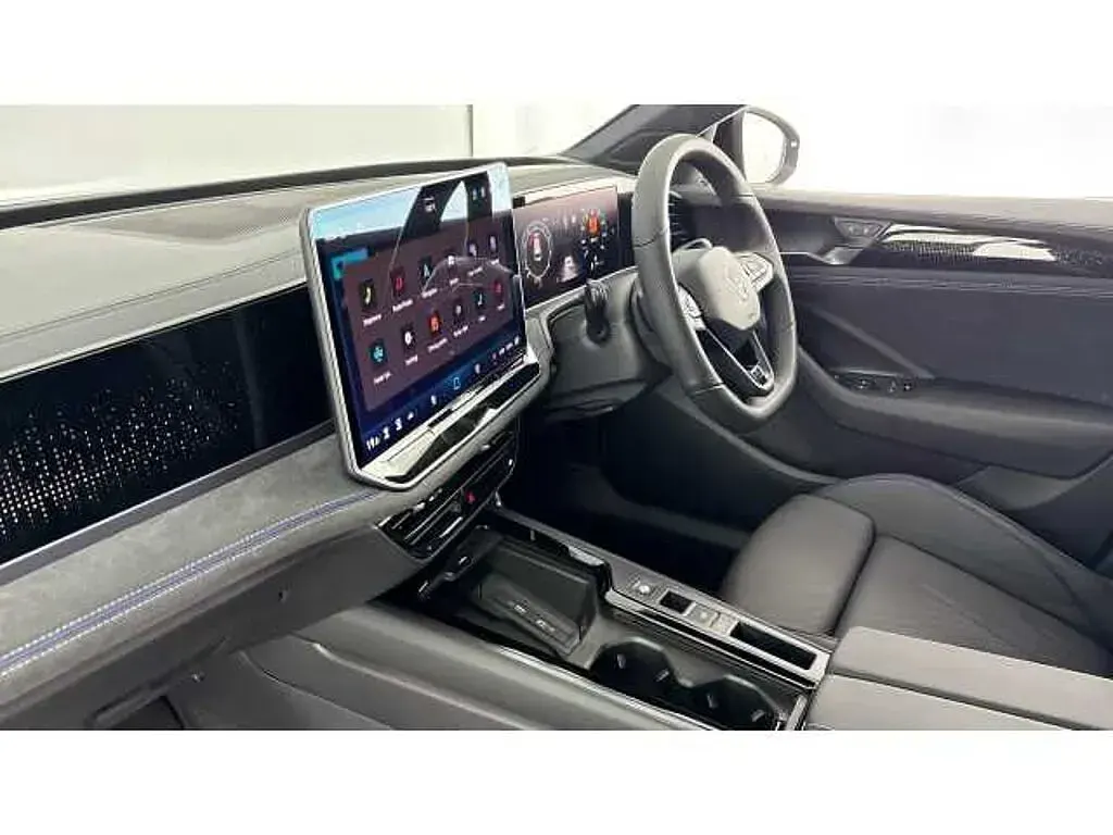 Used VW Passat R-line 150 HP (110 kW) 2025 Multicolour Estate
