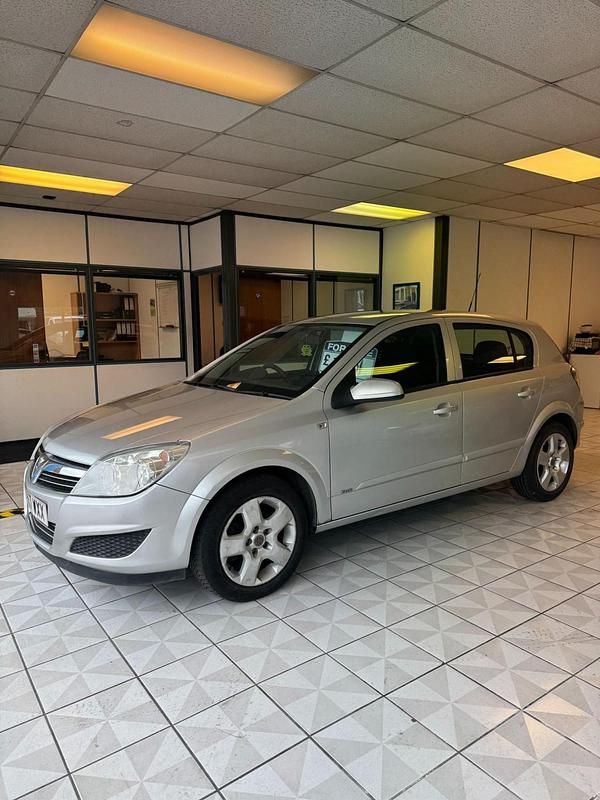 Second-hand Vauxhall Astra Club 90 CP (66 kW) 2007 Argintiu Hatchback