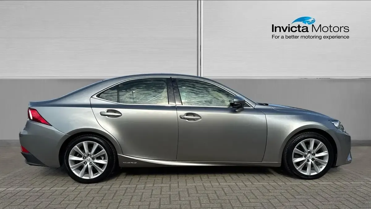 Used Lexus IS300h Executive Line 223 HP (164 kW) 2015 Pure silver metallic Sedan