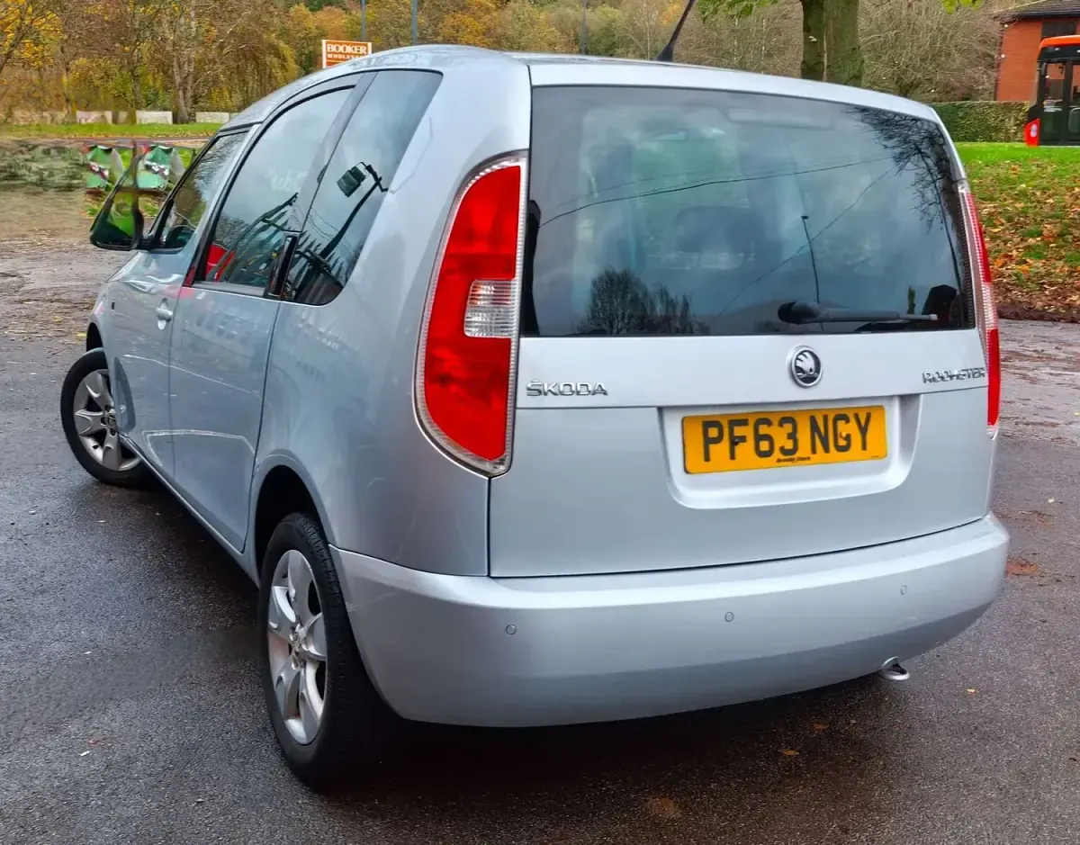 Usado Skoda Roomster SE 105 CV (77 kW) 2013 Plateado Monovolumen