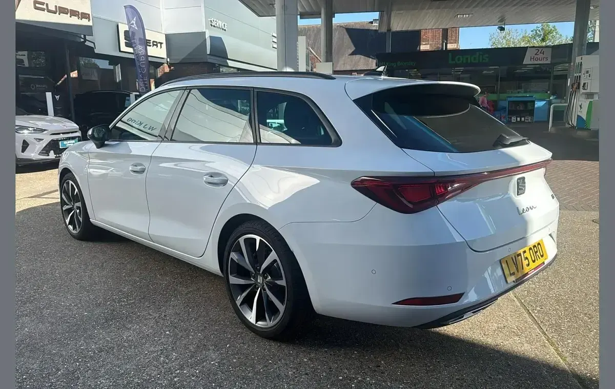 Begagnad Seat Leon FR Sport 272 HK (200 kW) 2025 Vit Kombi