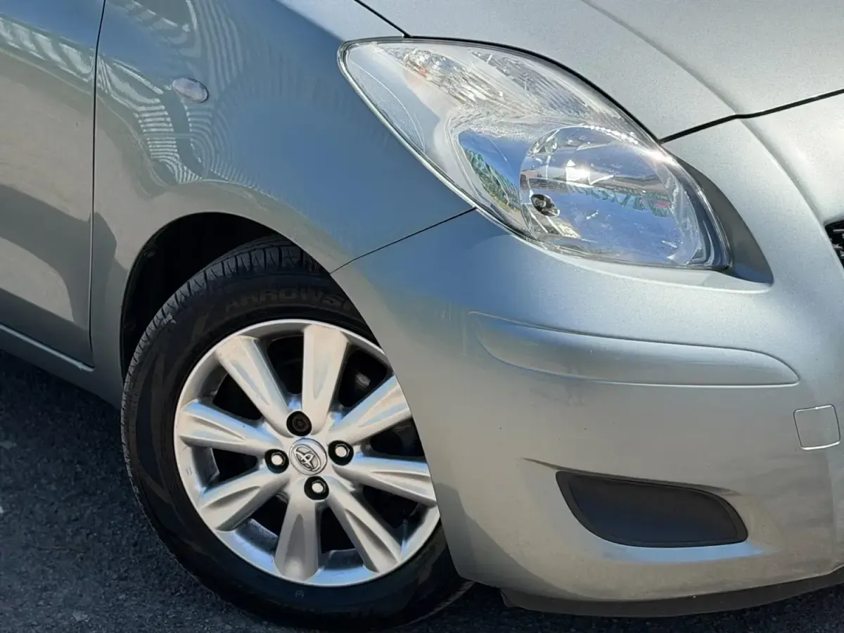 Begagnad Toyota Yaris 2009 Silver Halvkombi