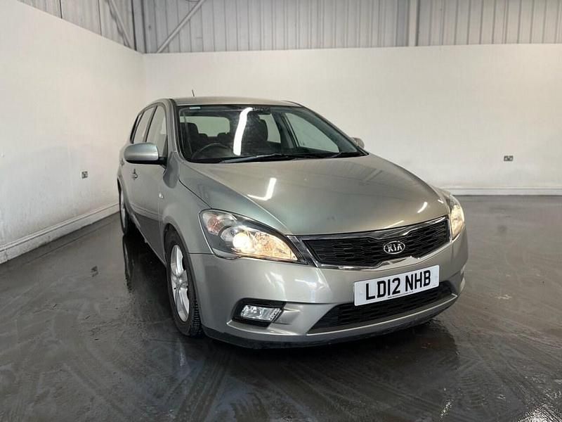 Used Kia Ceed 89 HP (65 kW) 2012 Silver Hatchback