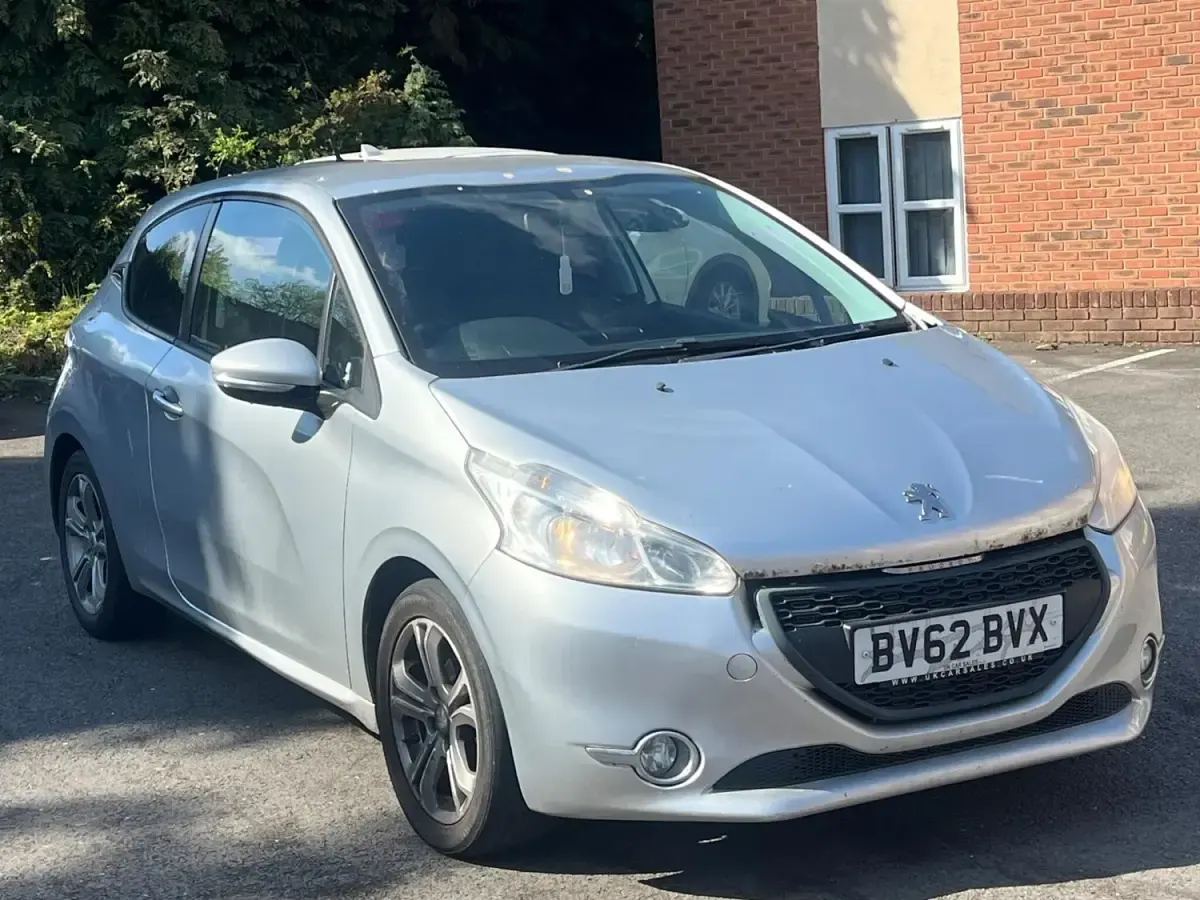 Second-hand Peugeot 208 Active 82 CP (60 kW) 2012 Argintiu Hatchback