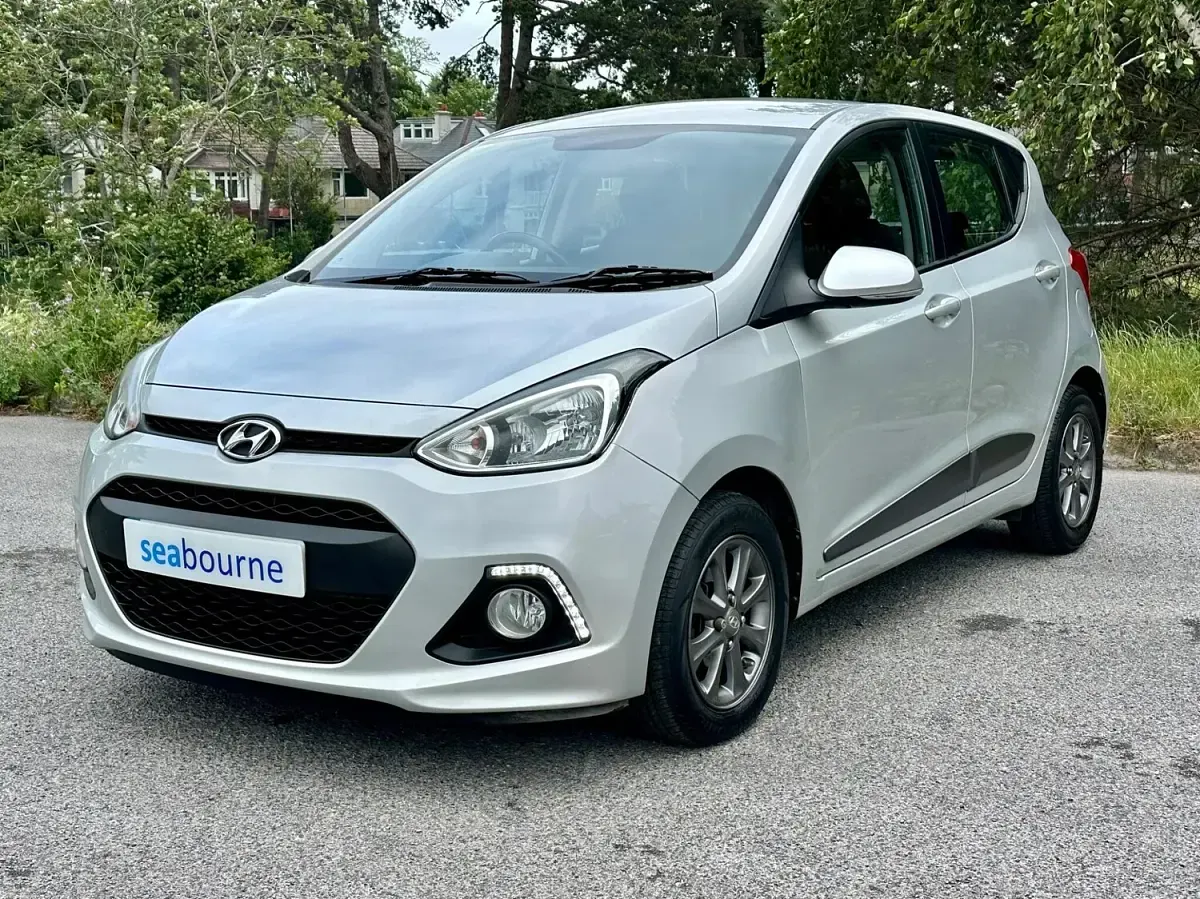 Used Hyundai i10 Premium 83 HP (61 kW) 2014 Silver Hatchback