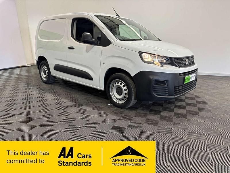 White Used 2023 Peugeot Partner Premium MPV | £12,995 (Fair price) - Image 1/4