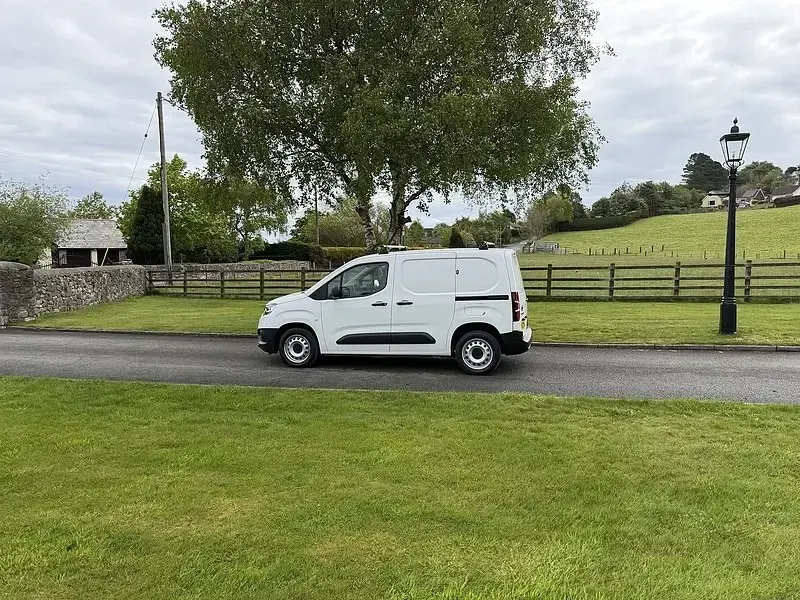 Used Toyota Proace Active 100 HP (73 kW) 2023 White MPV