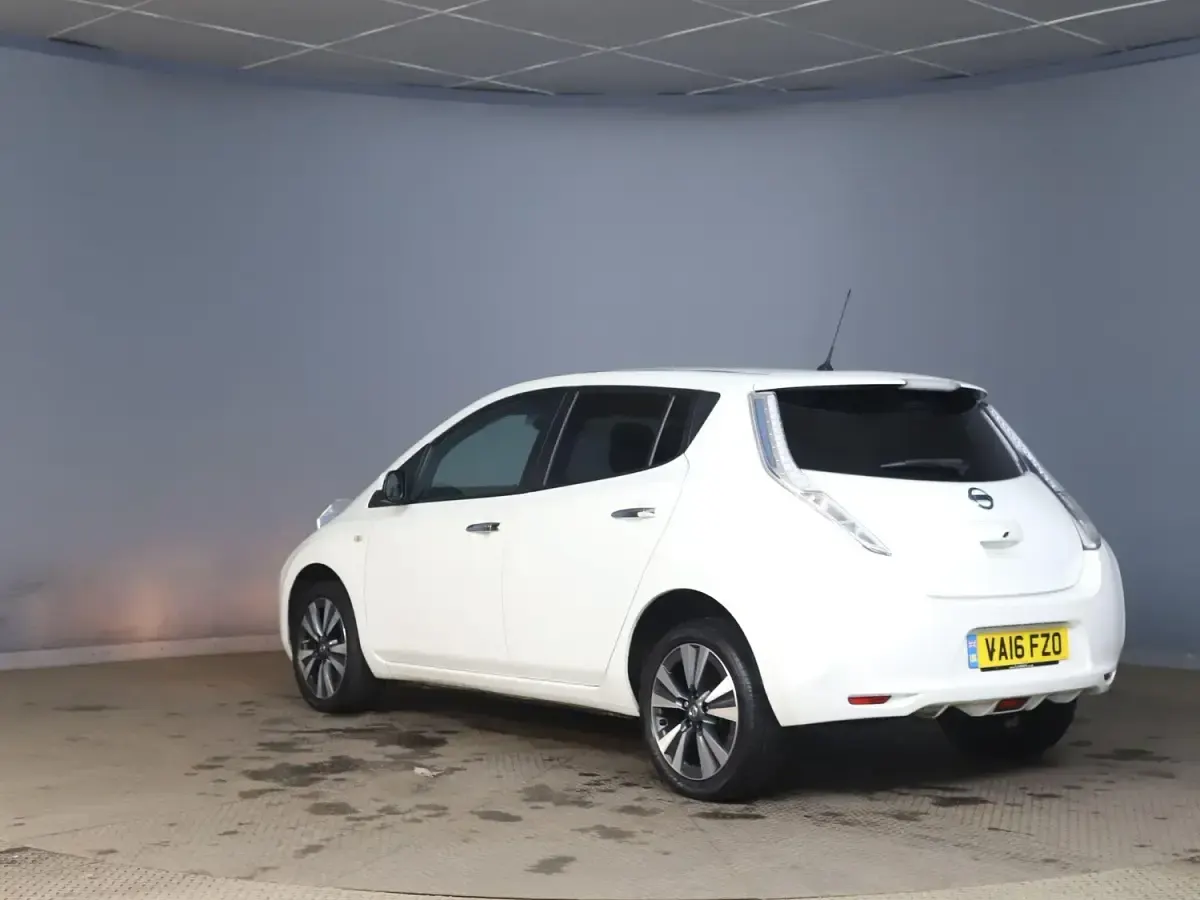 Used Nissan Leaf Tekna 80 kW (109 HP) 2016 White Hatchback